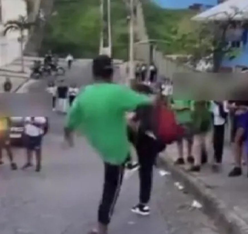 Vídeo mostra estudante agredindo colega com socos e chutes na porta de escola de BH