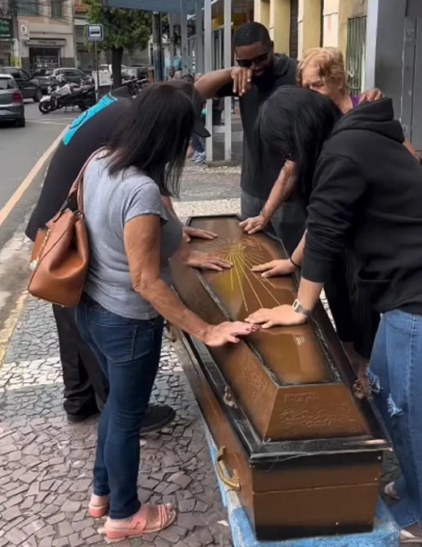 Grupo viraliza após entrar com caixão em ônibus em MG: 'É a última viagem dele'