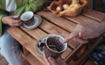 Mulher pede divórcio após ChatGPT “prever” traição em leitura de café na Grécia