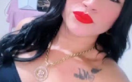 Mulher morre e amiga fica gravemente ferida após moto bater em poste