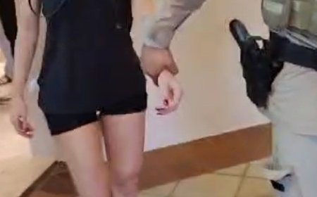 Influencer cobre cabeça com bolsa após ser presa por furto em shopping