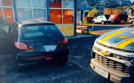 Com licenciamento atrasado desde 2013, idoso coloca placa de moto em carro e acaba detido na BR 324