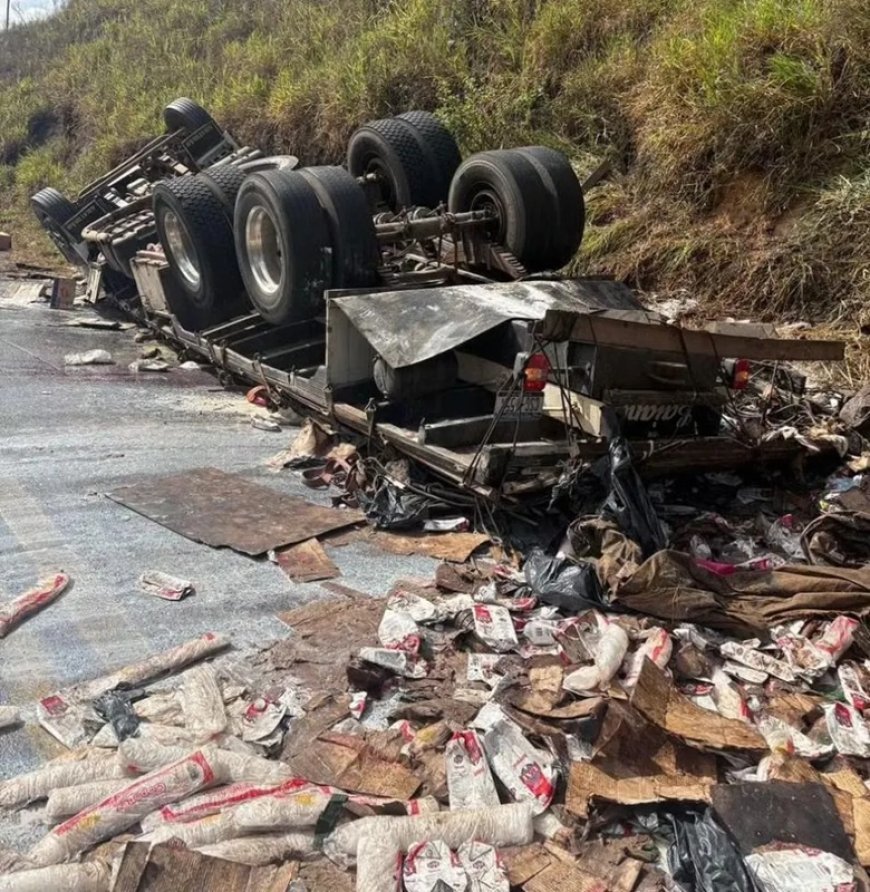 Caminhão tomba e carga é saqueada na MGC-120; VÍDEO