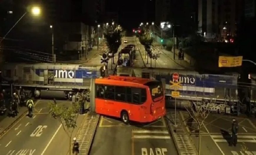 Ônibus se parte ao meio em grave acidente com trem