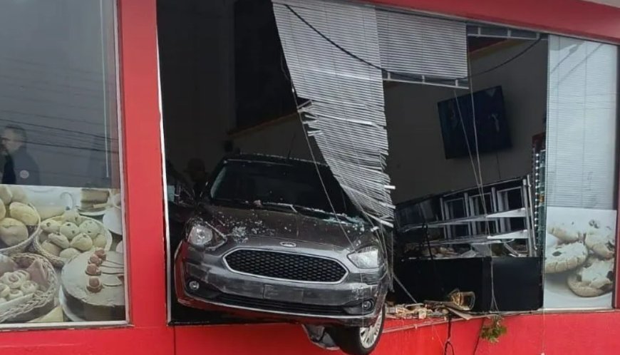 Carro invade padaria e deixa três feridos no interior do Rio Grande do Sul