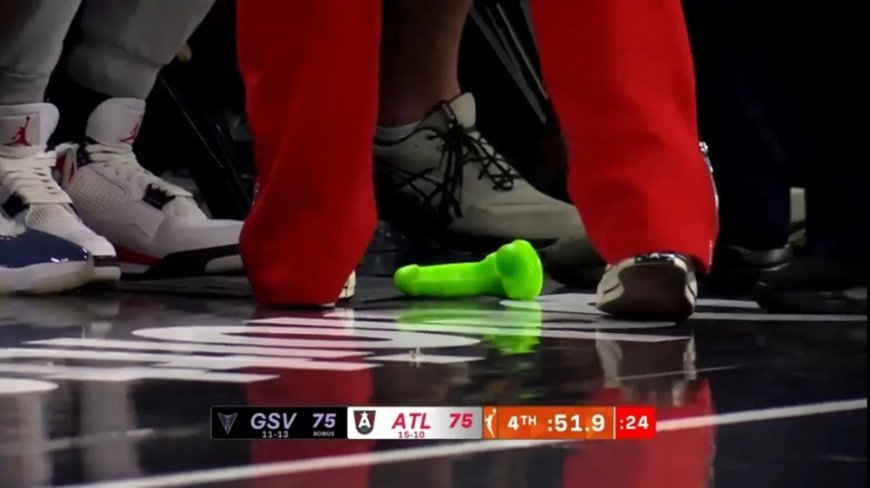 Torcedor arremessa vibrador em quadra durante jogo da WNBA; veja