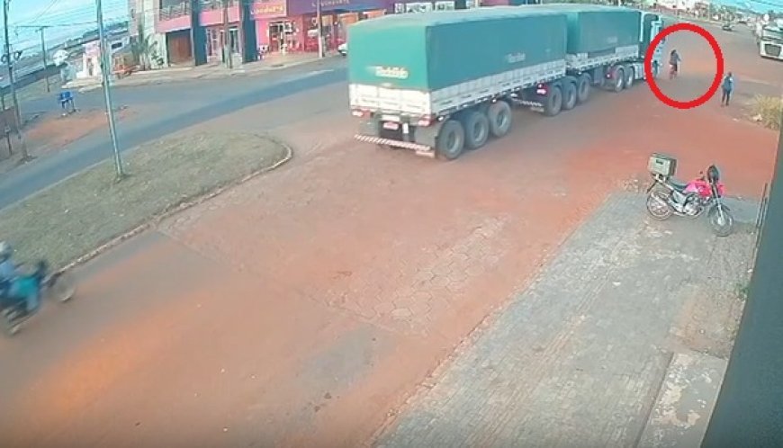 Professora morre ao ser atropelada por carreta enquanto andava de bicicleta
