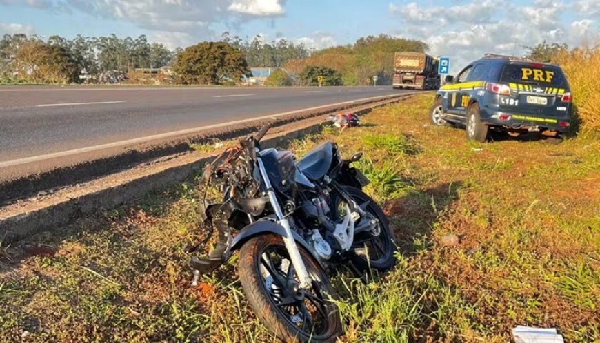 Jovem de 19 anos morre em colisão entre moto e ambulância na BR-163