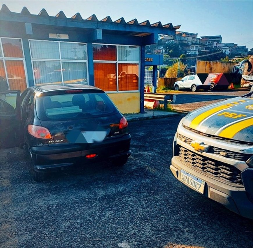 Com licenciamento atrasado desde 2013, idoso coloca placa de moto em carro e acaba detido na BR 324
