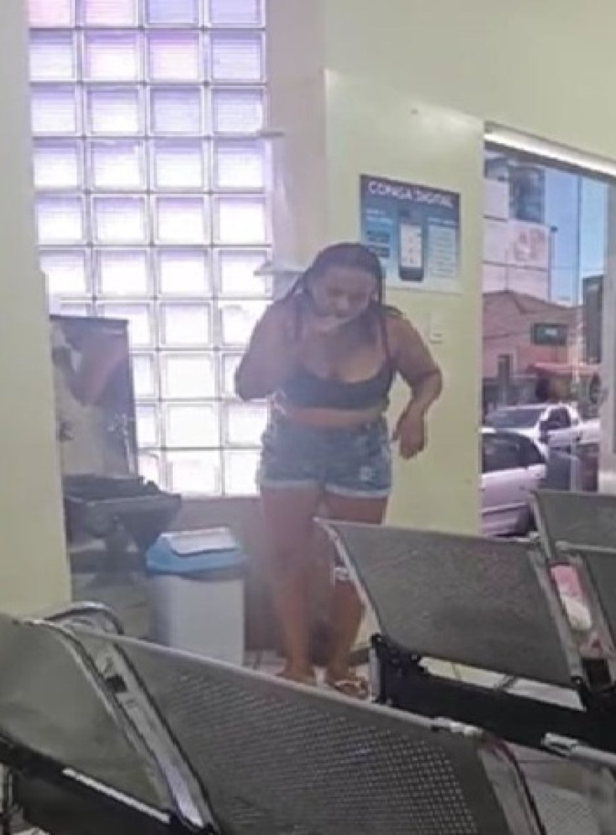 Mulher toma banho com água de bebedouro em protesto contra falta de água