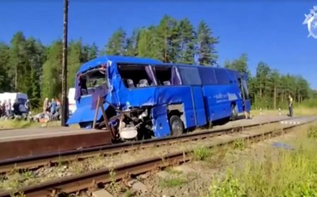 Ônibus colide com trem de carga na Rússia e deixa um morto e 11 feridos