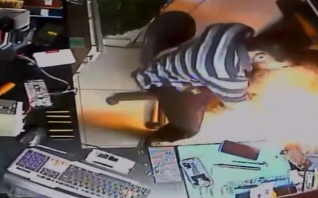 VÍDEO: Bateria de celular explode duas vezes e quase provoca tragédia na assistência técnica