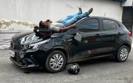 Motociclista cai sobre capô após acidente e usa celular até chegada de socorro