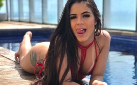 Musa +18 fatura valor surreal vendendo meias fedidas de treino: “tem cheiro de agachamento e suor”