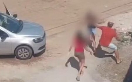 Video: Homem é visto agredindo mulher e uma criança no meio da rua em interior