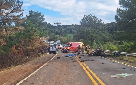 Acidente entre caminhão e picape parte carro ao meio e mata 2 jovens
