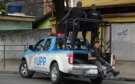 Traficantes usam 12 ônibus como barricada em represália à PM do Rio