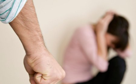 Homem é flagrado ao agredir mulher com capacete na Bahia