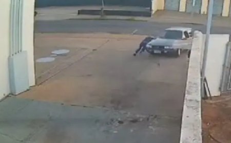 Motorista tem carro roubado enquanto calibrava pneu em posto de combustíveis