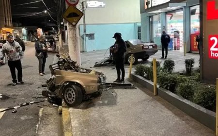 Carro parte ao meio após batida, e ocupantes saem andando