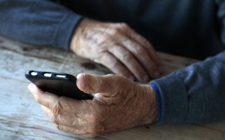 Homem de 75 anos vive romance com amante de IA e pede divórcio