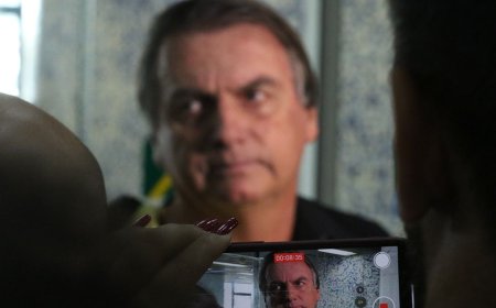 Proibido, Bolsonaro enviou mais de 300 mensagens e vídeos via WhatsApp