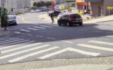 Vídeo: motorista atropela mulher que atravessava faixa de pedestre
