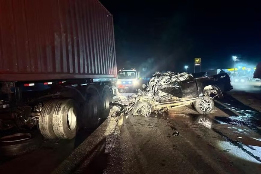 Motorista morre após bater caminhonete na lateral de carreta em rodovia do Paraná
