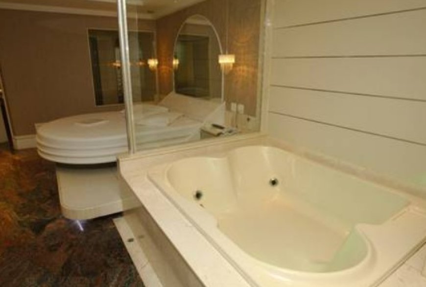 Mulher é encontrada morta em piscina de motel