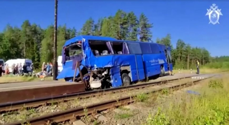 Ônibus colide com trem de carga na Rússia e deixa um morto e 11 feridos