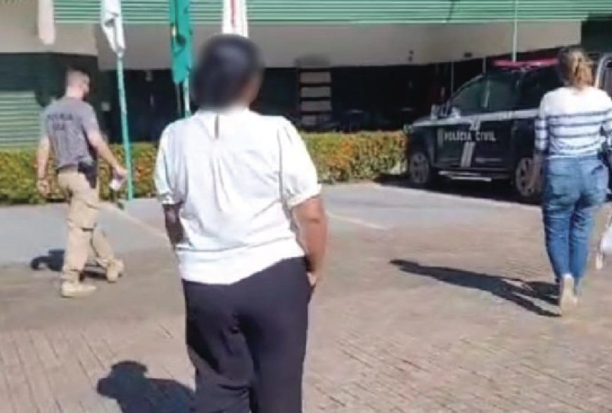 Mãe é presa em flagrante após espancar filha de 16 anos com ripas e cacetete