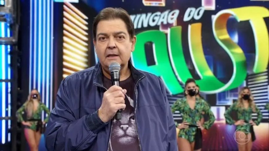 Apresentador Faustão é internado em hospital de SP