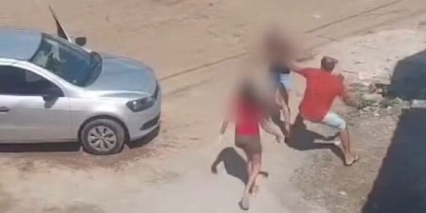 Video: Homem é visto agredindo mulher e uma criança no meio da rua em interior