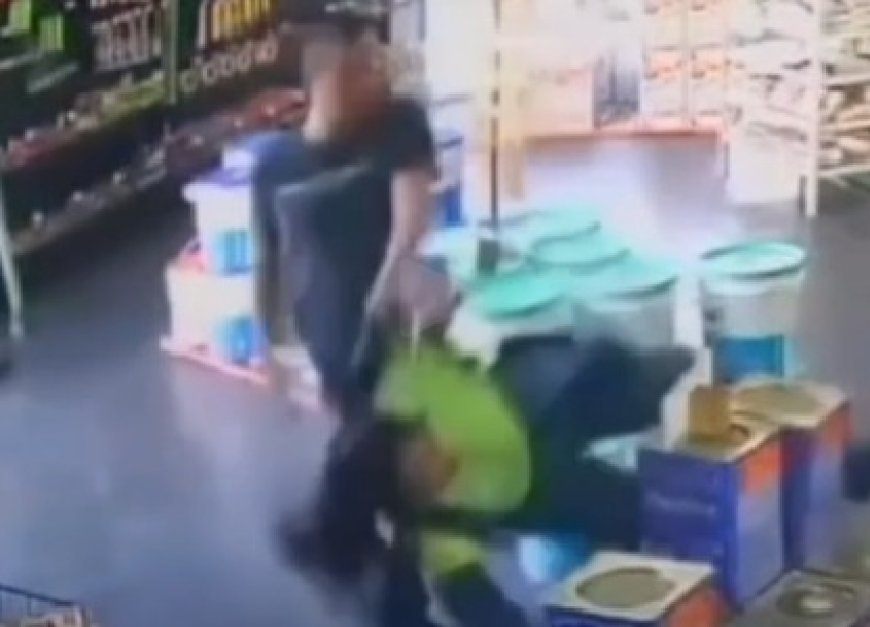 VÍDEO: Motorista agride agente de trânsito após ser multado por estacionamento irregular