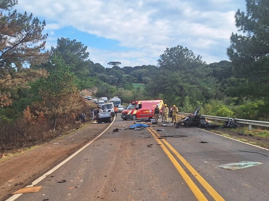 Acidente entre caminhão e picape parte carro ao meio e mata 2 jovens