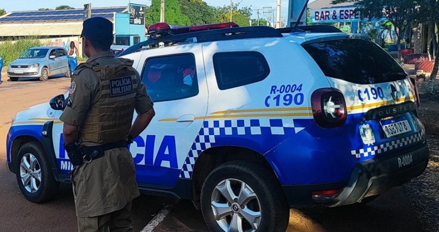 Homem é espancado por moradores após ser reconhecido como suspeito de assaltar farmácia usando facão, diz PM