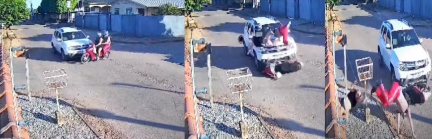 Mãe e filho são arremessados após moto ser atingida por carro