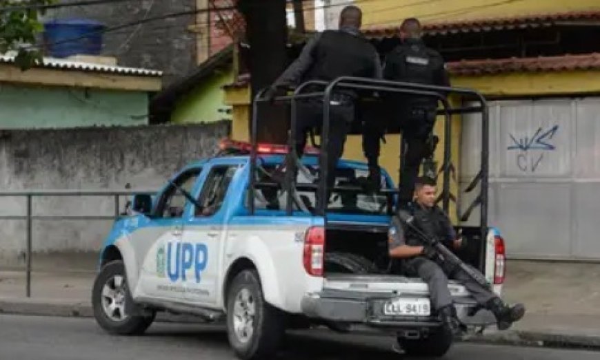 Traficantes usam 12 ônibus como barricada em represália à PM do Rio
