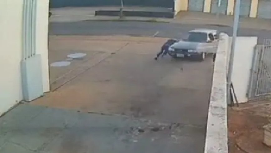 Motorista tem carro roubado enquanto calibrava pneu em posto de combustíveis