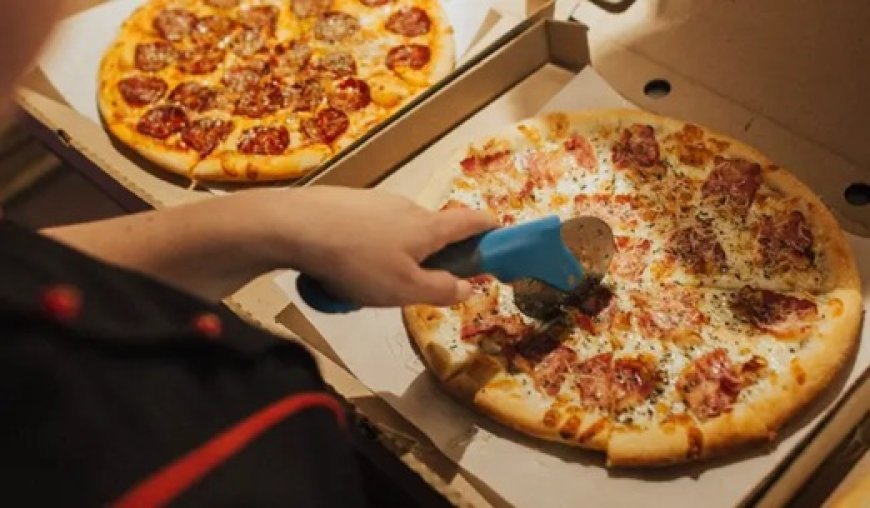 Pizzaria desconfia de golpe no pagamento de pedido e manda polícia junto com funcionário para entrega