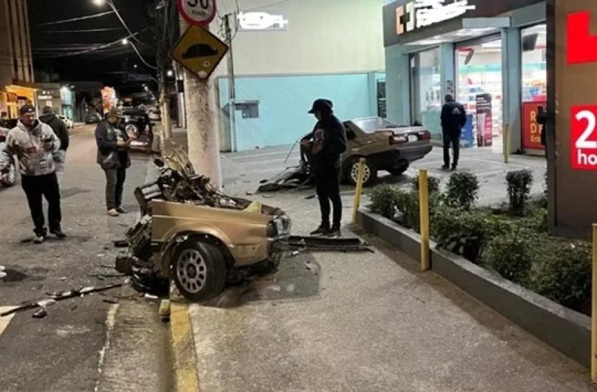 Carro parte ao meio após batida, e ocupantes saem andando