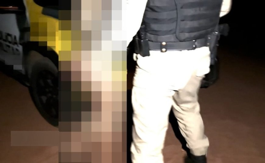 Mulher posta vídeo se relacionando com PM no capô de viatura