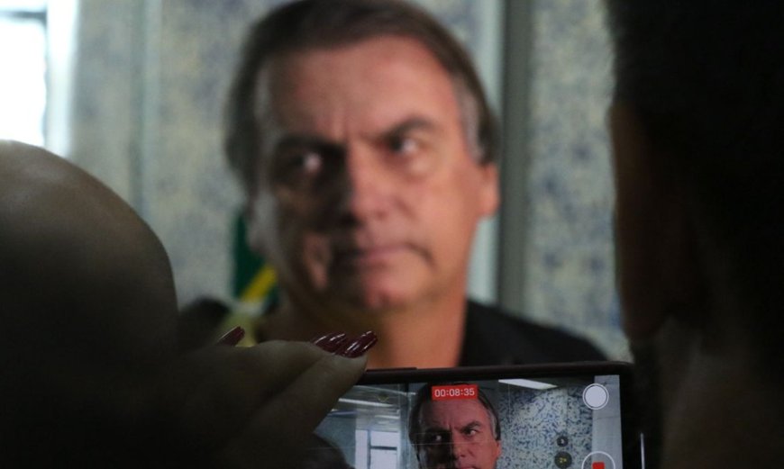 Proibido, Bolsonaro enviou mais de 300 mensagens e vídeos via WhatsApp