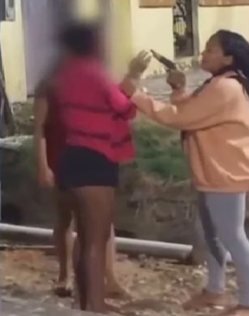 Mulher é filmada ameaçando jovem com arma e acaba presa após vídeo viralizar