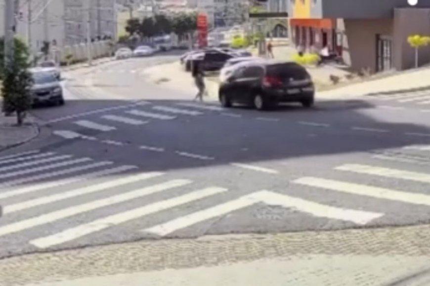 Vídeo: motorista atropela mulher que atravessava faixa de pedestre