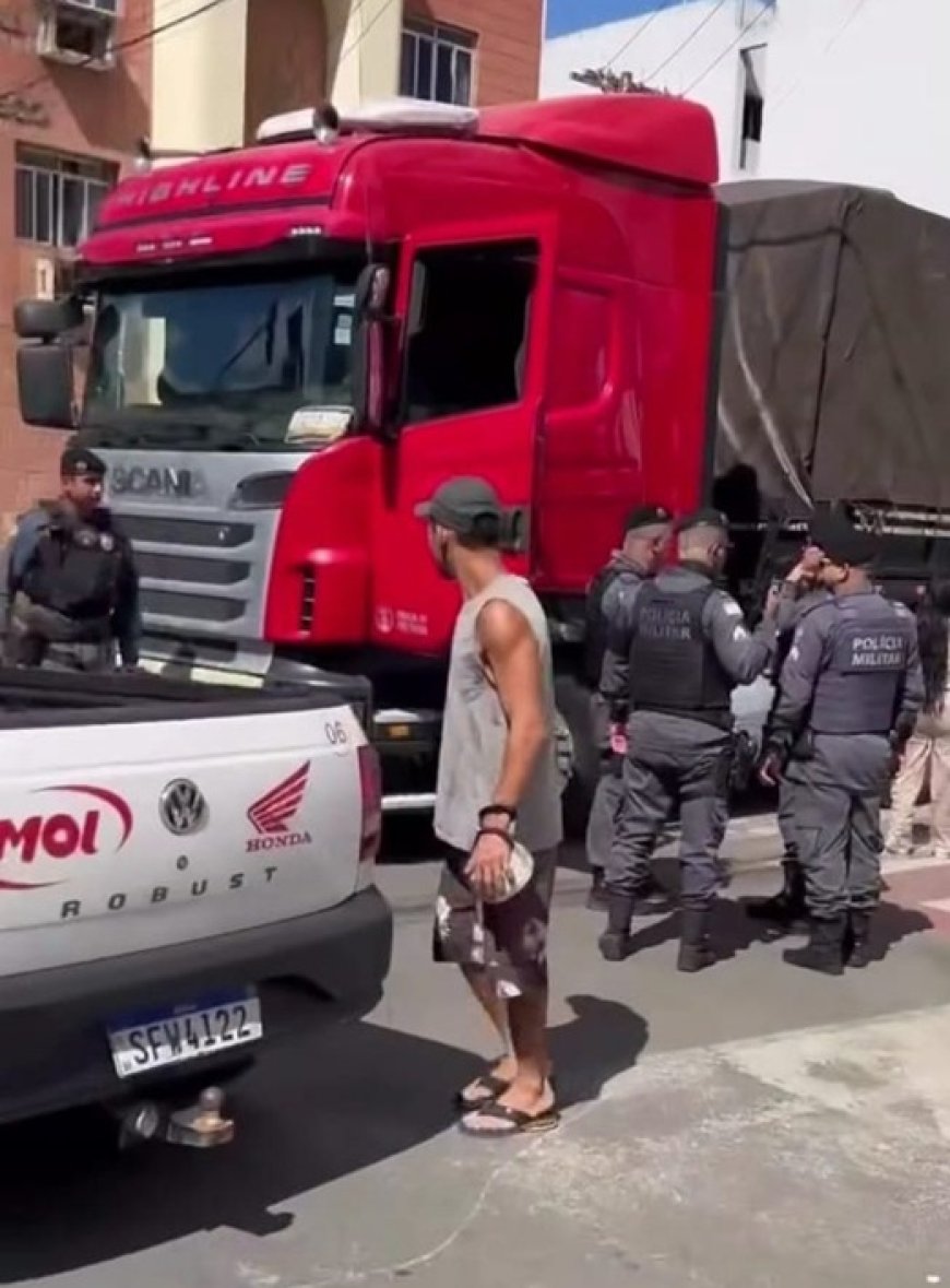 Mulher tenta fugir com caminhoneiro e marido pendura na janela