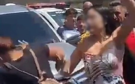 Mulher agride suposta amante de motorista após acidente