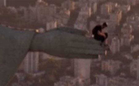 Homem invade estátua do Cristo Redentor e salta de paraquedas do braço do monumento