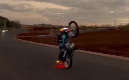 Manobras na rua: polícia apreende motos usadas por menino de 7 anos