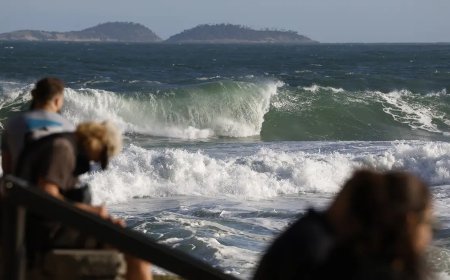 Guarda-vidas buscam casal que desapareceu na Praia do Leme
